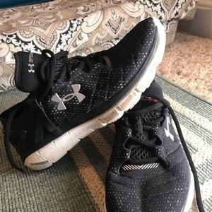 Under armour speed form tennis shoes!!
